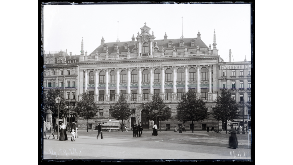 Eine schwarz-weiß Fotografie des Alten Grassi Museums, das heute die Leipziger Stadtbibliothek beheimatet