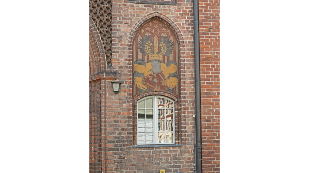 Ein Fenster neben dem nord-östlichen Portal des Altstädtischen Rathaus