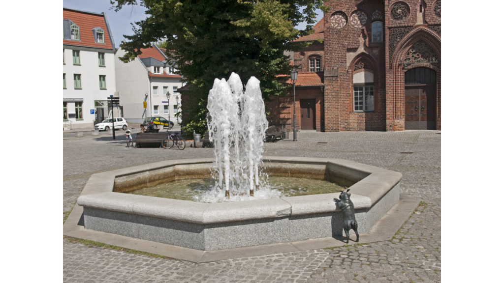 Am Springbrunnen vor dem Altstädter Rathaus befindet sich ein Waldmops in Gedenken an den gebürtigen Brandenburger