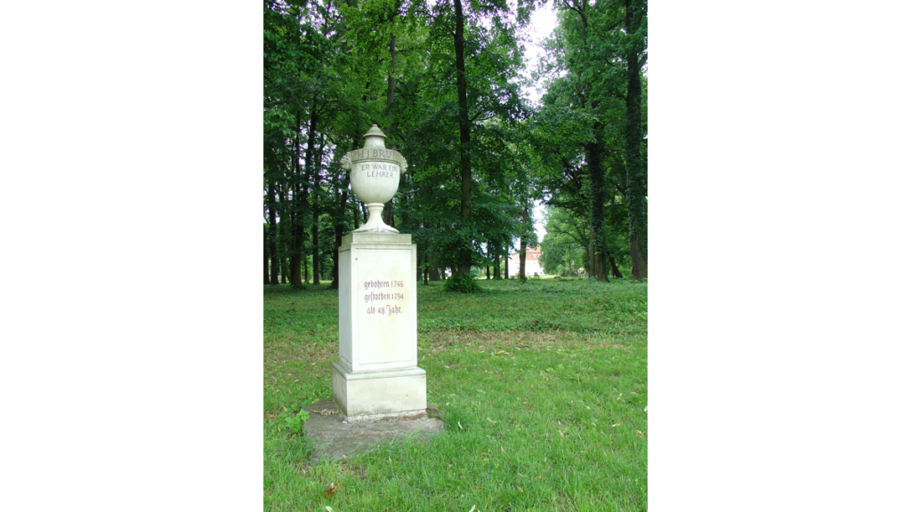 Die Gedächtnisurne im Schlosspark für den Schulmeister Heinrich Julius Bruns. Darauf steht die Inschrift "H. J. Bruns. Er war ein Lehrer."