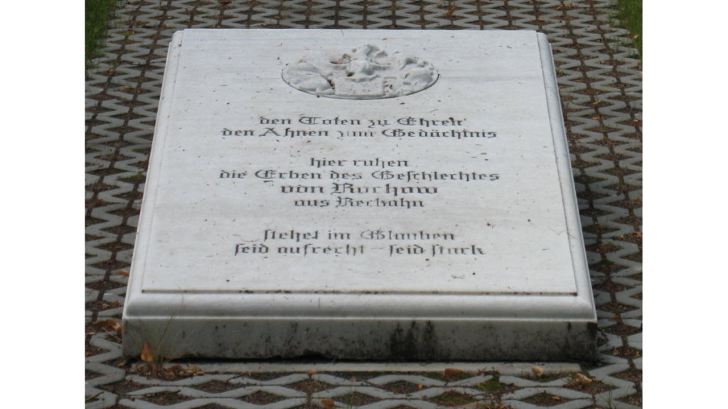 Eine am Erbbegräbnis in den Boden eingelassene Gedenktafel an die Familie von Rochow