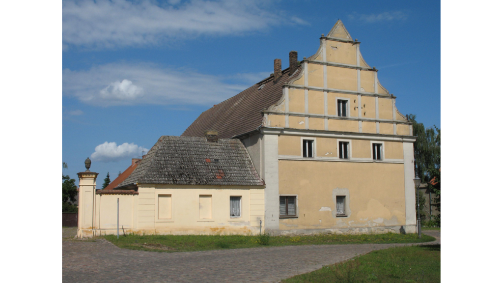 Das am Beginn des 17. Jahrhunderts von Tobias von Rochow erbaute alte Herrenhaus mit seinem markanten Renaissance-Giebel