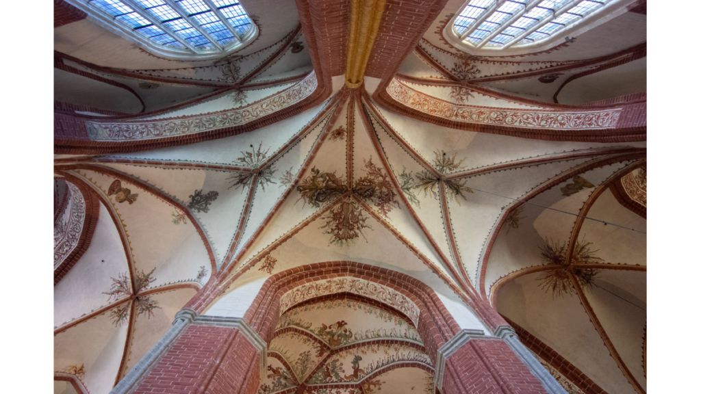 Der Blick hoch hinauf in das mit floralen Motiven geschmückte Kirchengewölbe