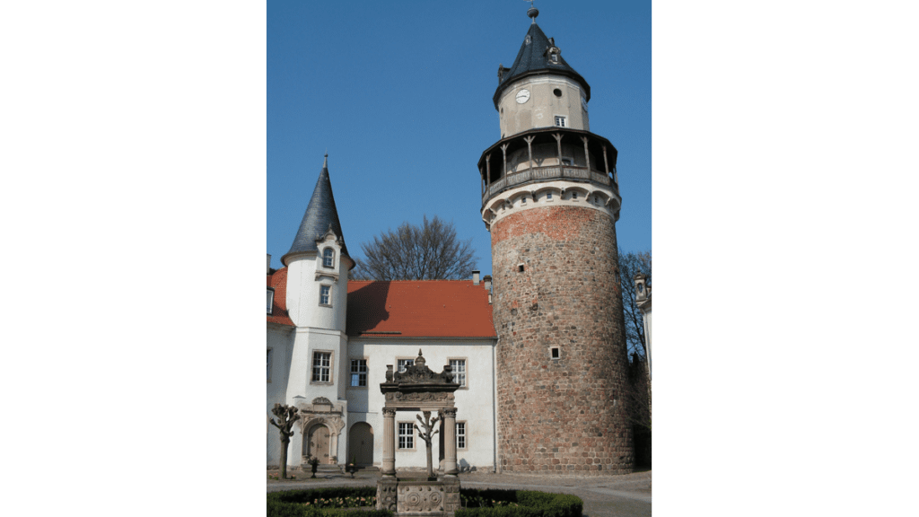 Der Burgfried und der Brunnen im Innenhof von Schloss Wiesenburg