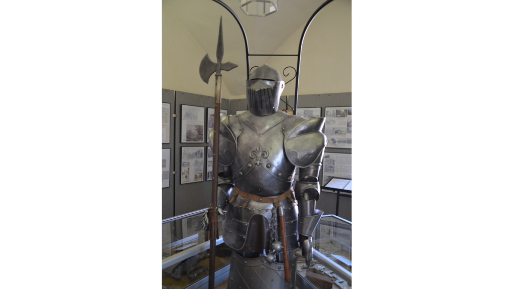 Eine ausgestellte Ritterrüstung in der sogenannten Heimatstube im Torhaus