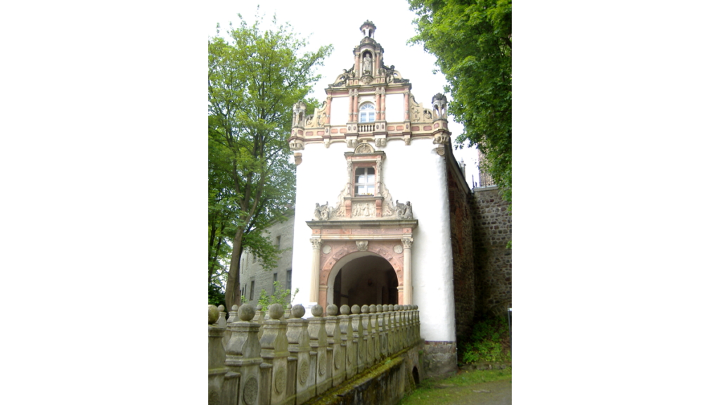 Das Torhaus am Ende einer Steinbrücke, die einst über die Wassergräben führte