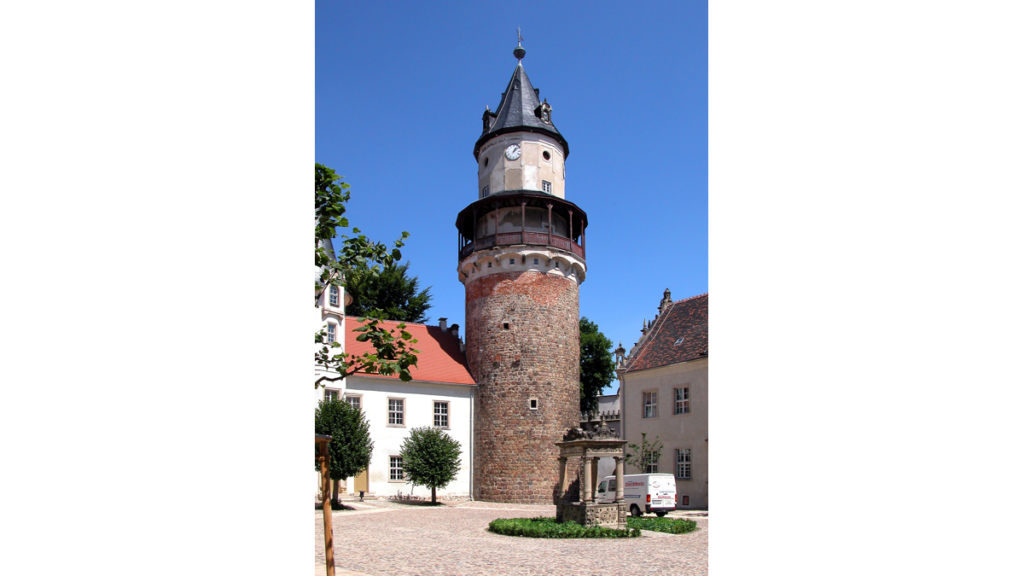 Der runde Bergfried der Schloss Wiesenburg dient heute als Aussichtsturm