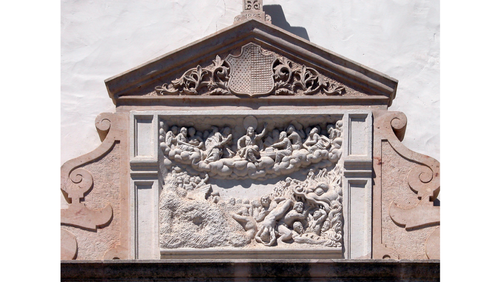 Ein besonders gut erhaltenes Relief über dem Portal am Westflügel vom Schloss Wiesenburg