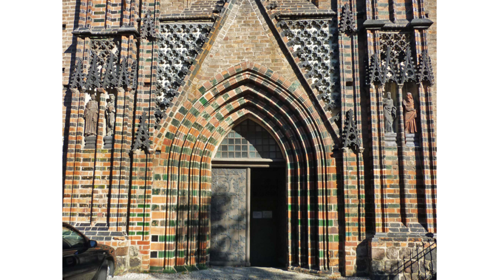 Das Südportal der Katharinenkirche ist von Heiligenfiguren umgeben.