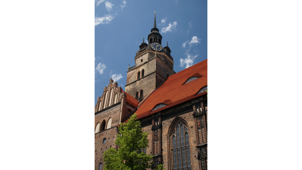 Der imposante Turm der Sankt Katharinenkirche