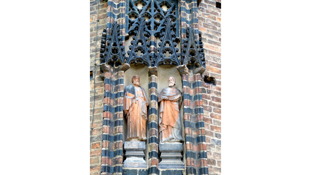 Zwei restaurierte Heiligenfiguren am Portal