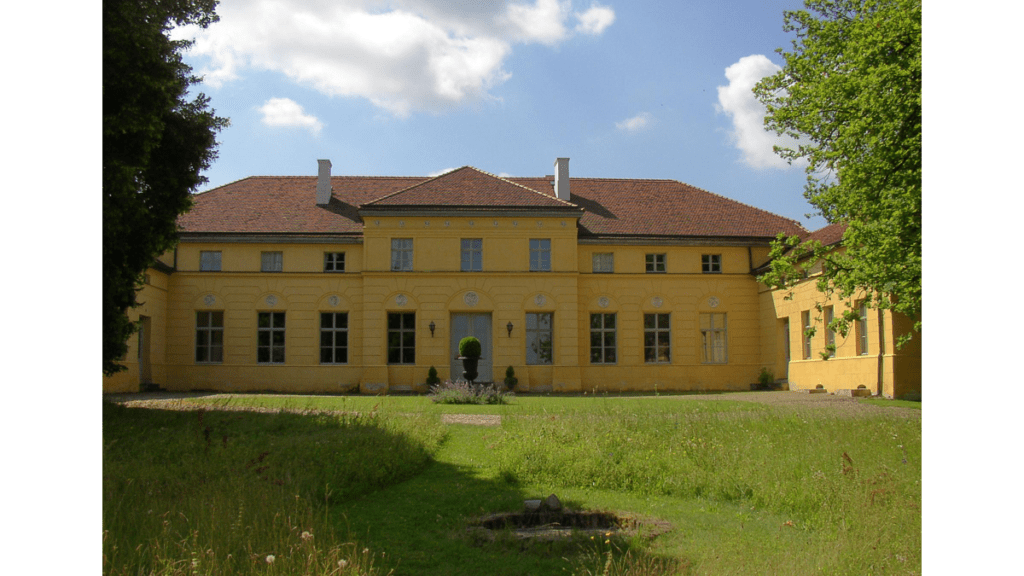 Das zweistöckige, zweiflügelige, in ocker-gelb gehaltene Schloss Kleßen.