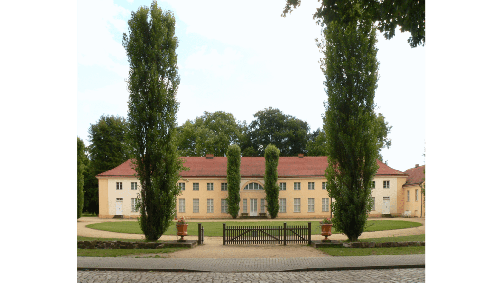 Das im klassischen Stil erbaute Schloss Paretz im Havelland