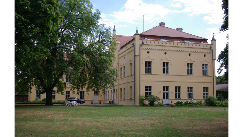 Einer der beiden ursprünglichen Seitenflügel vom Schloss Nennhausen