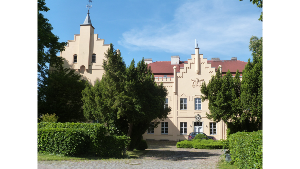 Die Fassade des im Tudorstil gehaltenen Schlosses