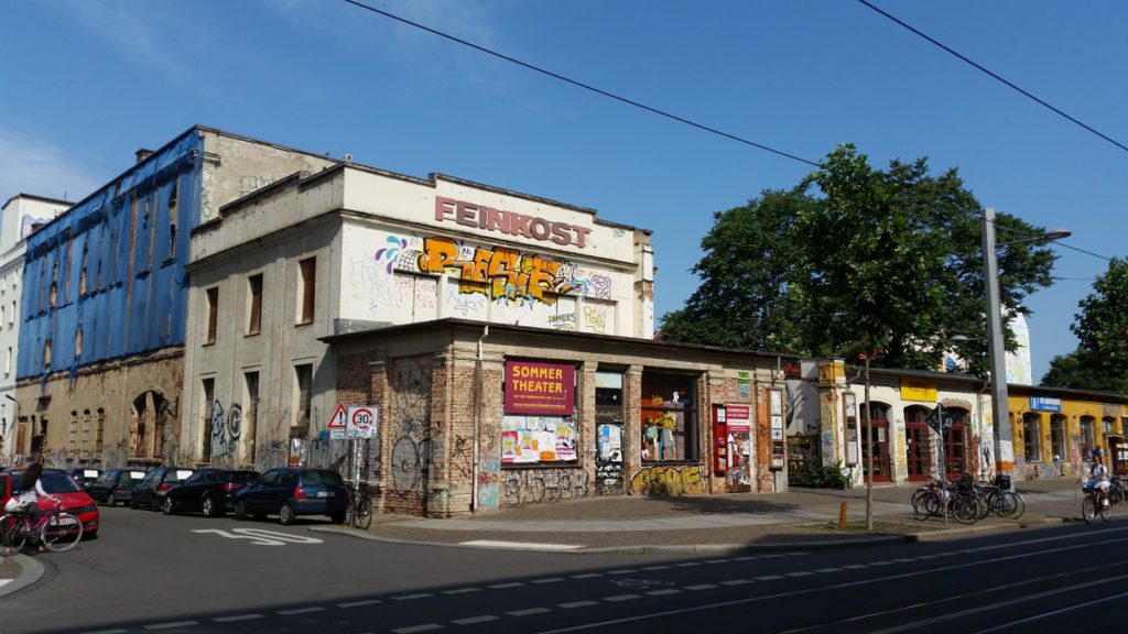 Das Gebäude der alten Feinkostfabrik von der Karl-Liebknecht-Straße aus gesehen