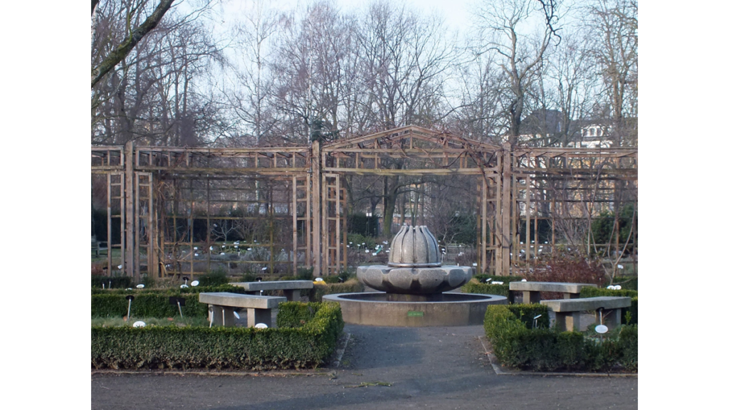 Der Apothekergarten im Leipziger Friedenspark. Der Springbrunnen erinnert in seiner Form ein wenig an eine Artischocke.