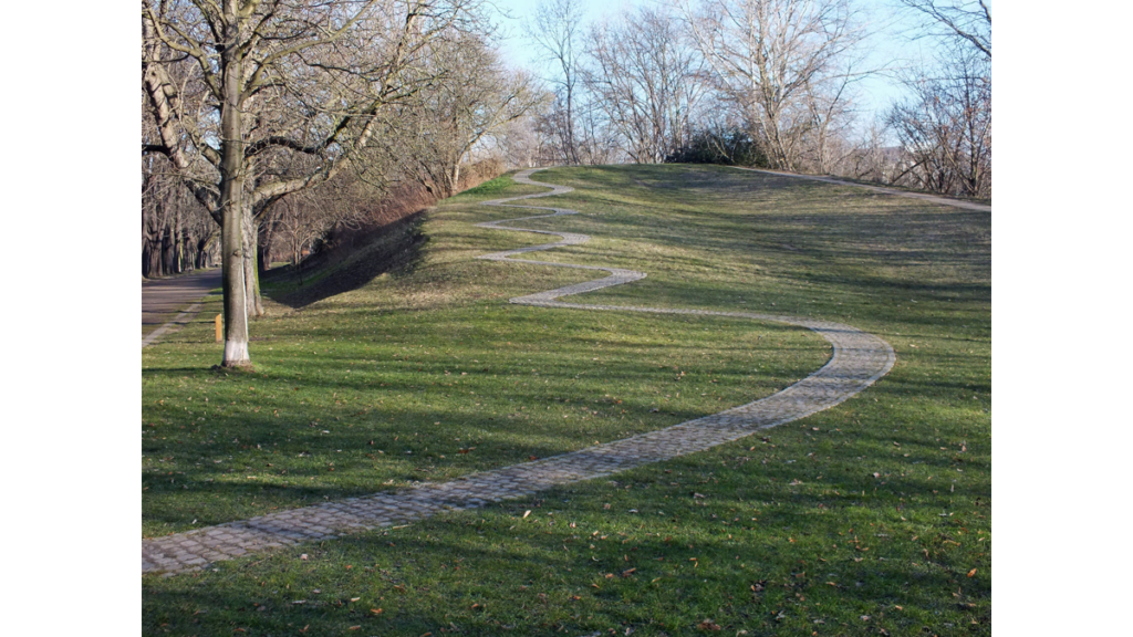Ein Rodelhain. Auf dem Schutt des Zweiten Weltkrieges und des ehemaligen Johannisfriedhofs wurden im Friedenspark kleine Trümmerhügel geschaffen.