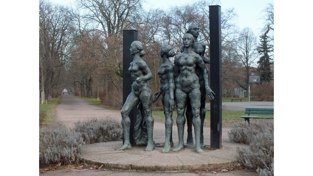 Die Großplastik "Die Studentinnen" von Irene Marquardt im Friedenspark