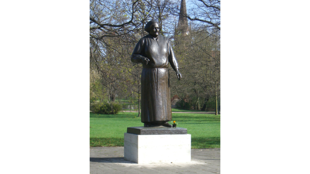 Das Clara Zetkin Denkmal: eine Figur der Frauenrechtlerin und Mitglied der Kommunistischen Partei