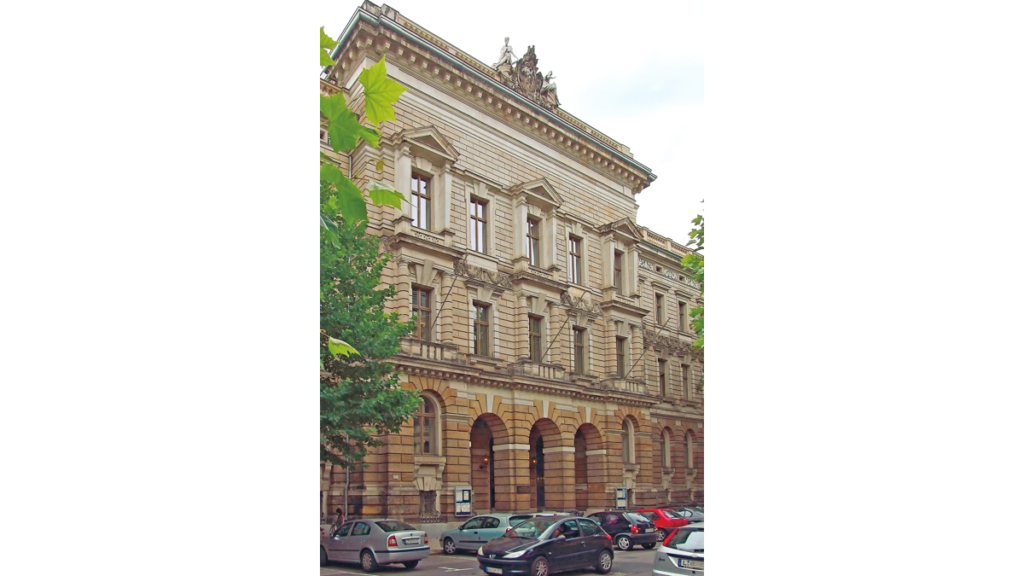 Die historische Fassade der Hochschule für Musik und Theater Felix Mendelssohn Bartholdy an der Grassistraße im Leipziger Musikviertel.