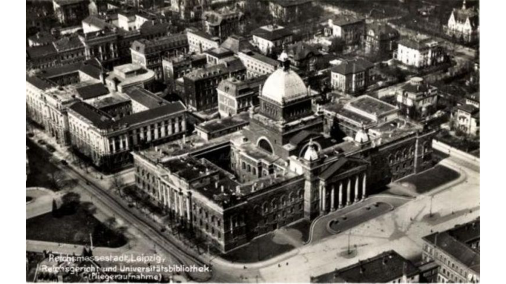 Ein Luftbild in Schwarz-Weiß aus dem Jahr 1930 vom Bundesverwaltungsgericht in Leipzig
