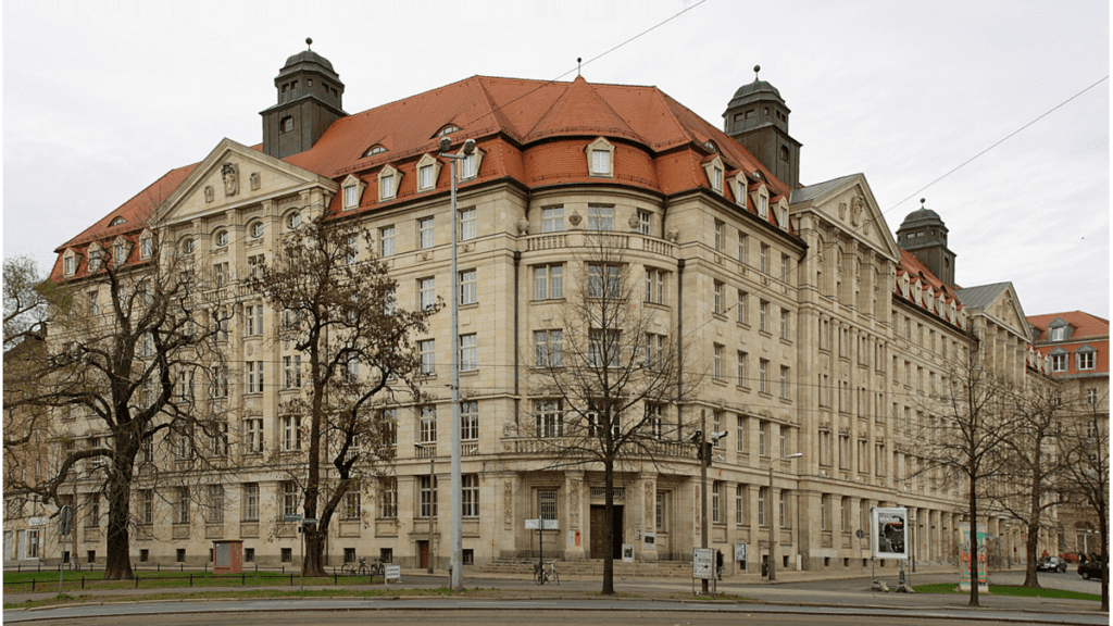Das Stasi-Museum in Leipzig. Es wird auch Museum in der Runden Ecke genannt, weil es an einer Straßenecke liegt, aber die Ecke rund gehalten wurde