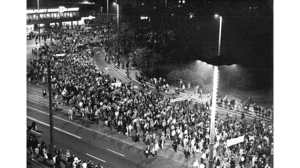 Ein schwarz-weißes Archivbild einer Montagsdemonstration in Leipzig aus dem Herbst 1989