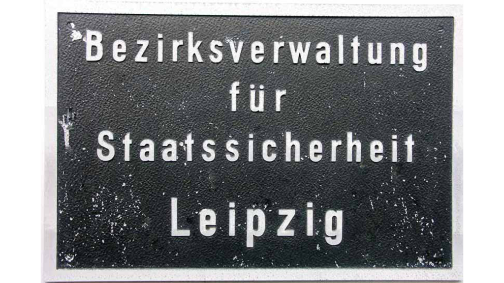 Erhaltenes originales Schild des Staatssicherheitsdienstes (Stasi), auf dem steht: Bezirksverwaltung für Staatssicherheit Leipzig