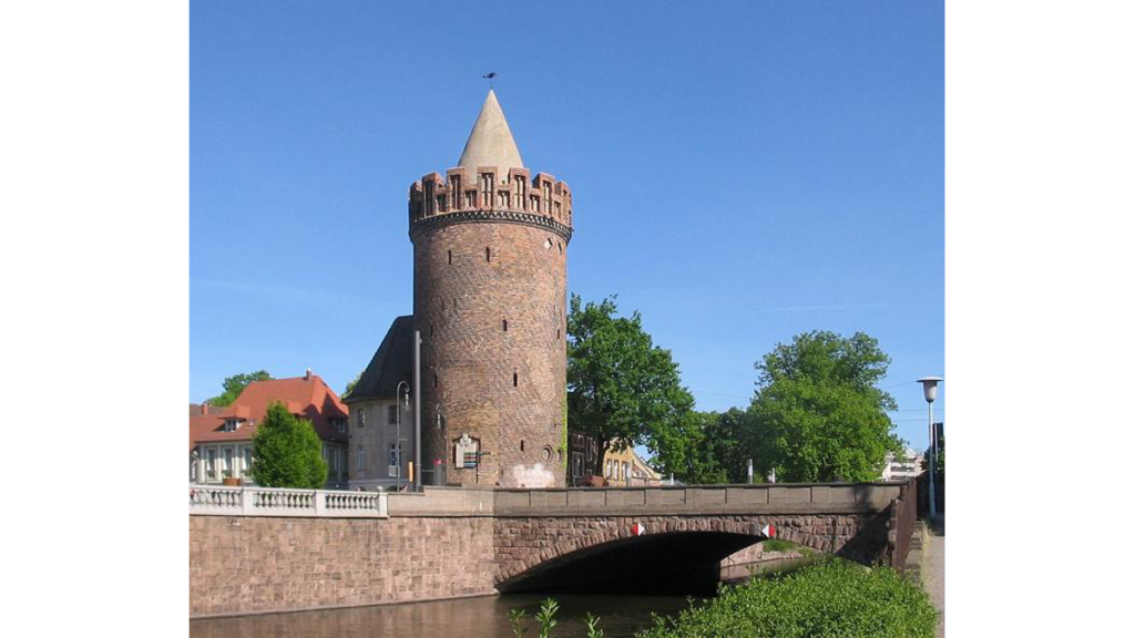 Der große Torturm an der Steintorbrücke