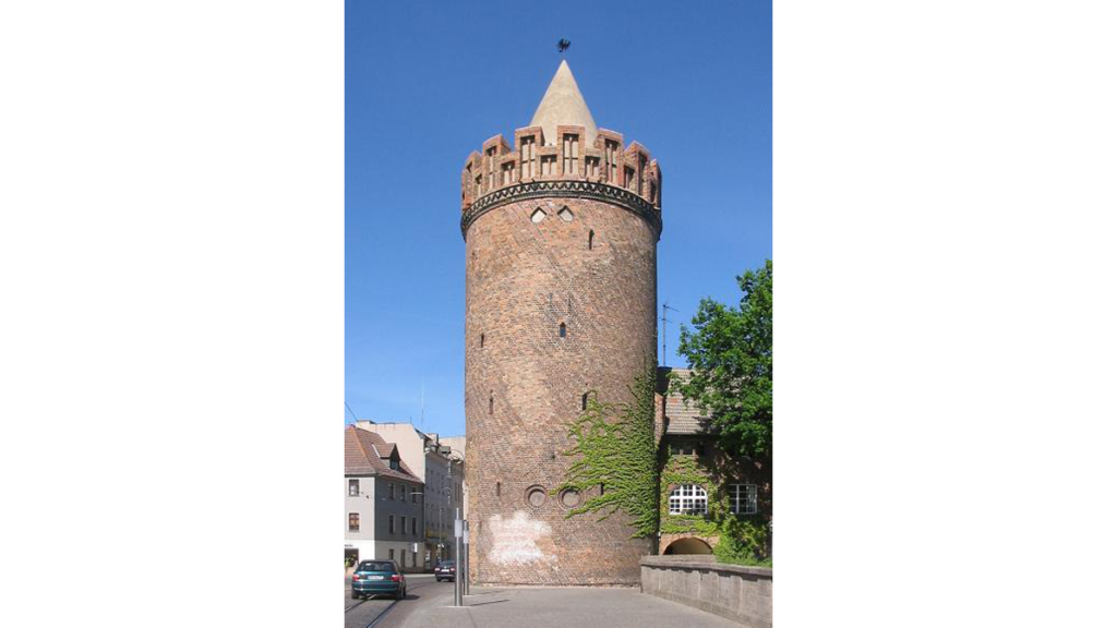 Der 28,5 Meter hohe Steintorturm mit seinen beachtlichen 11 Metern Durchmesser und mit einer unteren Mauerstärke von 3,5 Metern