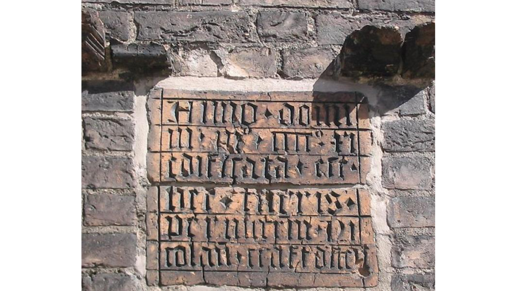 die aus Ziegelton angefertigte Inschriftentafel, die sich an der Stadtseite des achteckigen Turms befindet