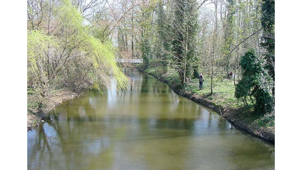 Der Fluss Nieplitz, der durch den Schlosspark fließt