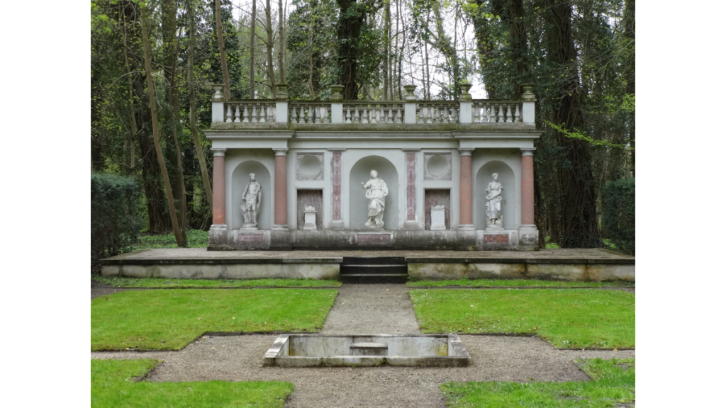 Die Statuen von Ganymed, Fides und Minerva im Schlosspark