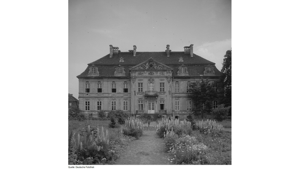 Eine ältere schwarz-weiß Fotografie von Schloss Roskow