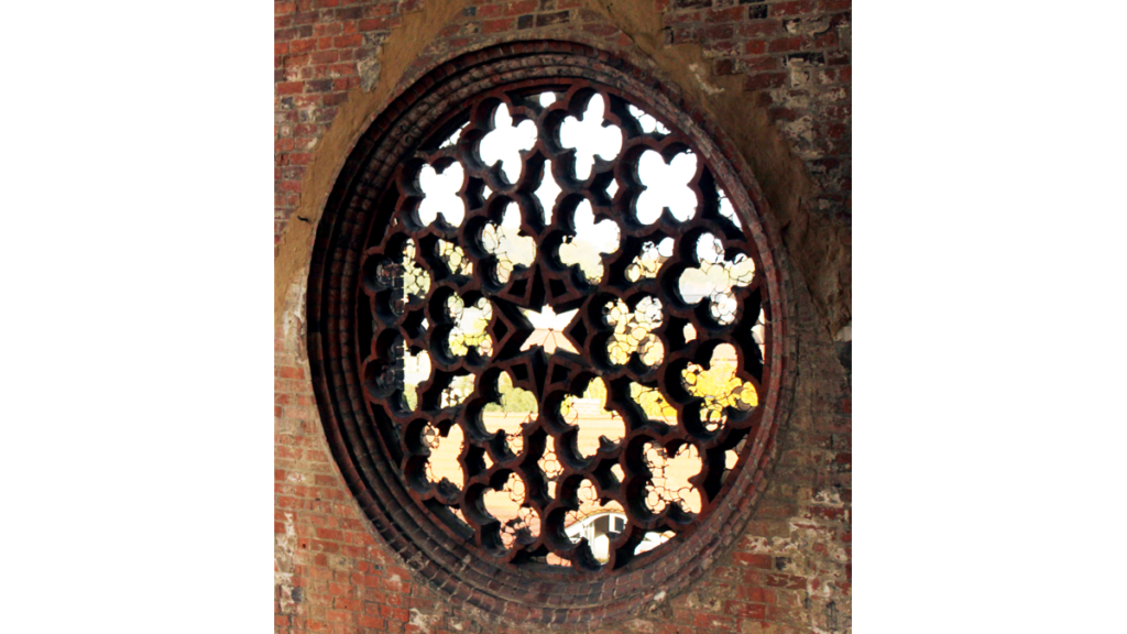 Eine Rosette mit Maßwerk aus Ziegelton über dem Nordportal der Sankt Johanniskirche