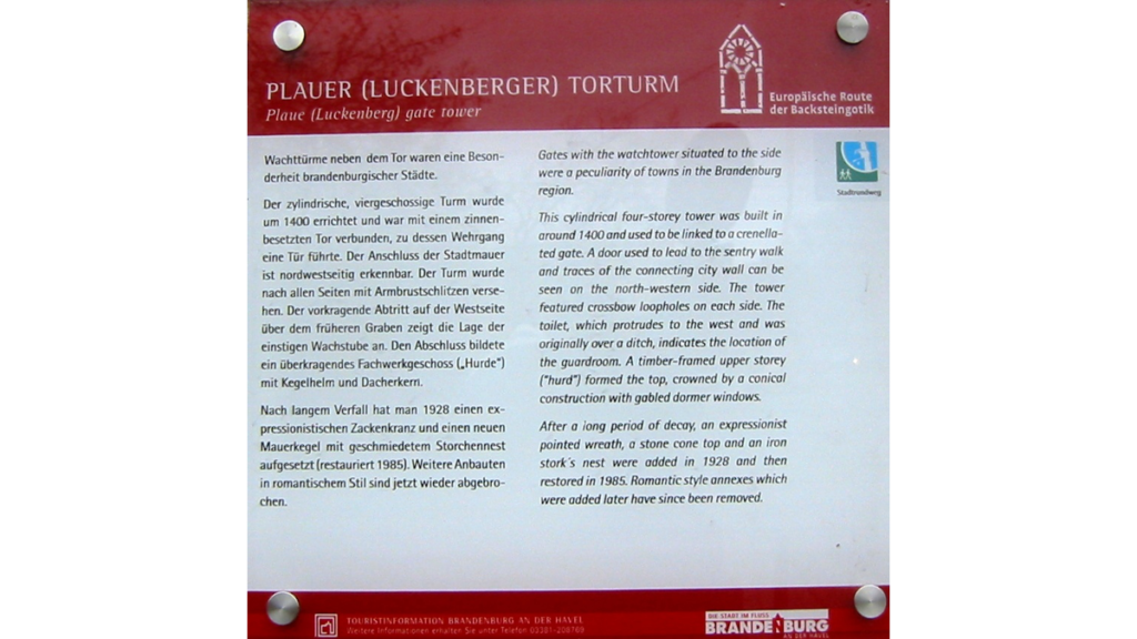 Ein Hinweisschild mit Informationen über den Plauer oder Luckenberger Torturm