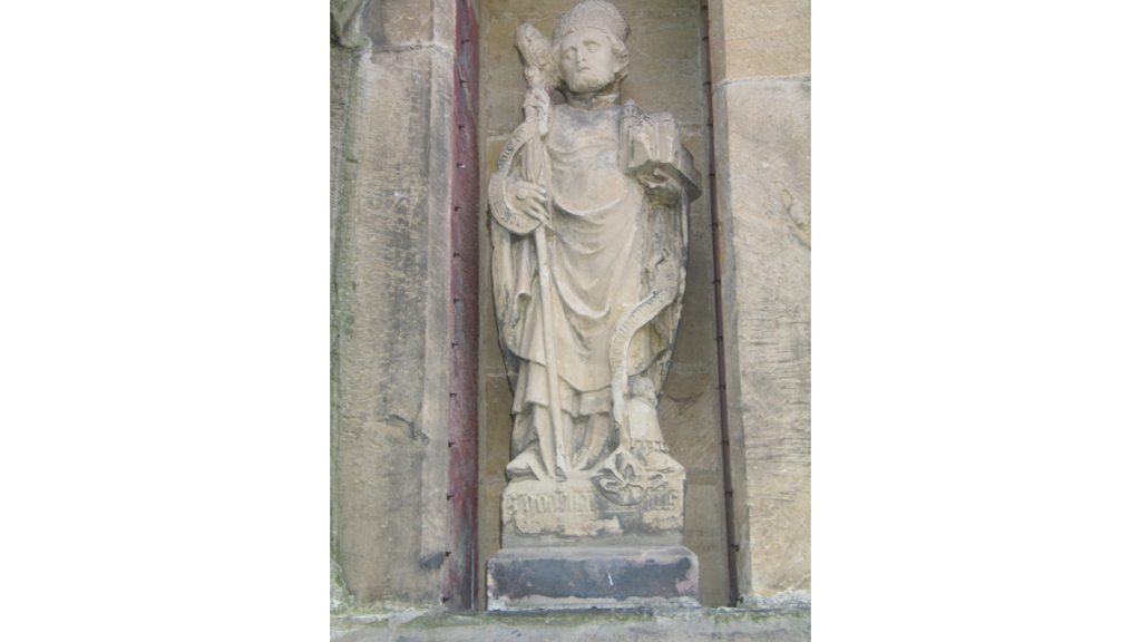 Eine Statue von Bischof Godehard oder Gotthardt am Hildesheimer Dom