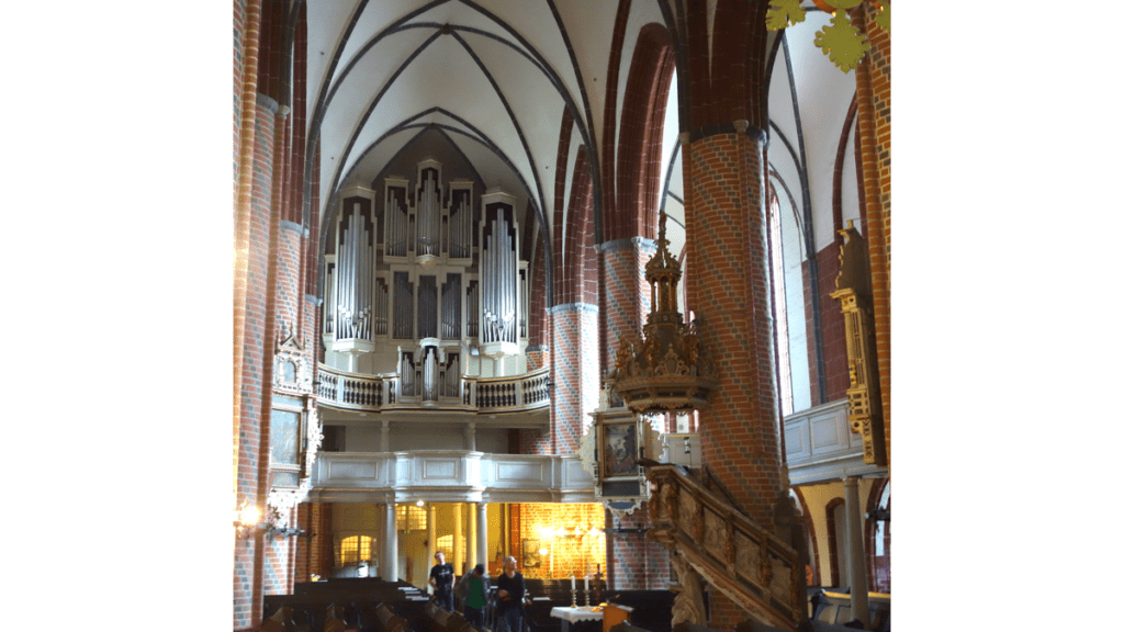 Das Interieur der Brandenburger Sankt Gotthardtkirche mit der Orgel im Hintergrund und der Kanzel rechts