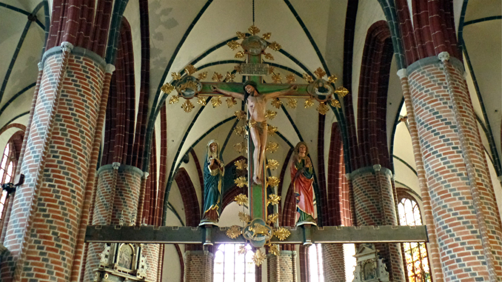 Die Triumphkreuzgruppe mit Jesus am Kreuz und den beiden Figuren von Maria und Johannes. Die Restaurierung ist auch Loriot zu verdanken.