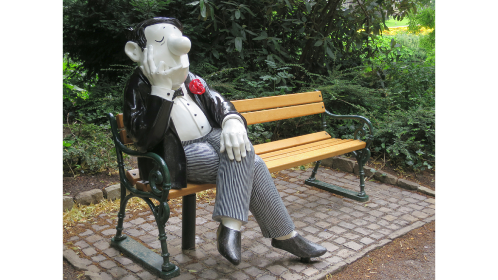 Eine lebensgroße knollennasige Kunstfigur von Loriot auf einer Parkbank in Bremen