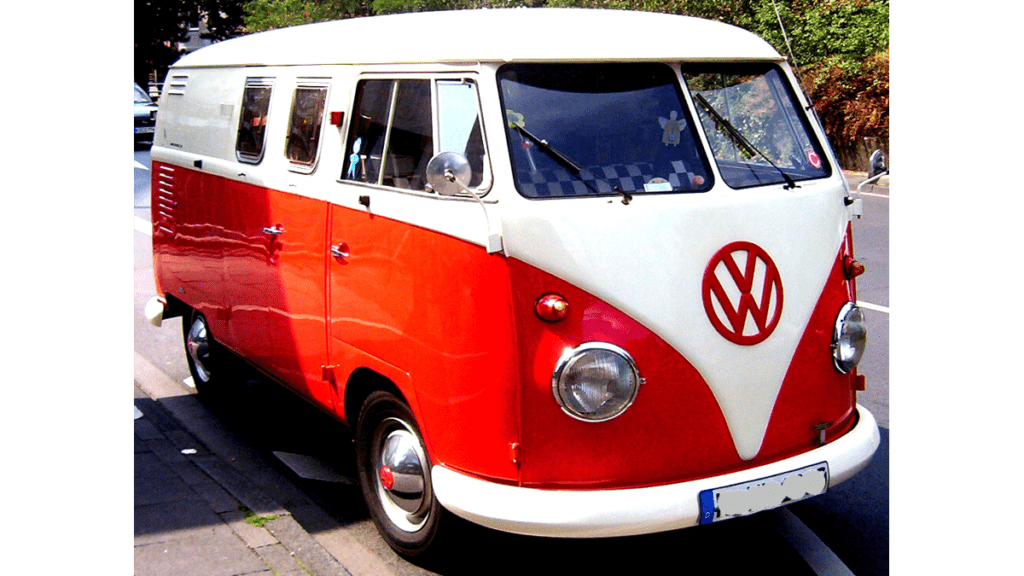 Ein rot-weißer VW-Bulli von Volkswagen.