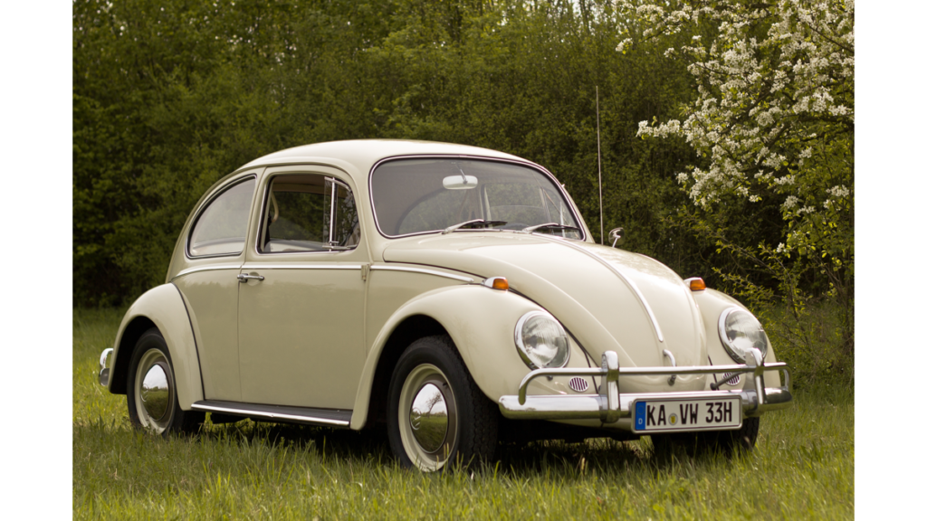 Ein beigefarbener VW-Käfer aus dem Jahr 1966.