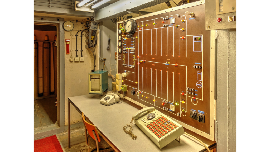 Die Kommandozentrale im Stasi-Bunker. Der enorm große Schaltplan bietet eine Übersicht über die 16 angelegten Räume und die sonstigen lebenserhaltenden Bereiche