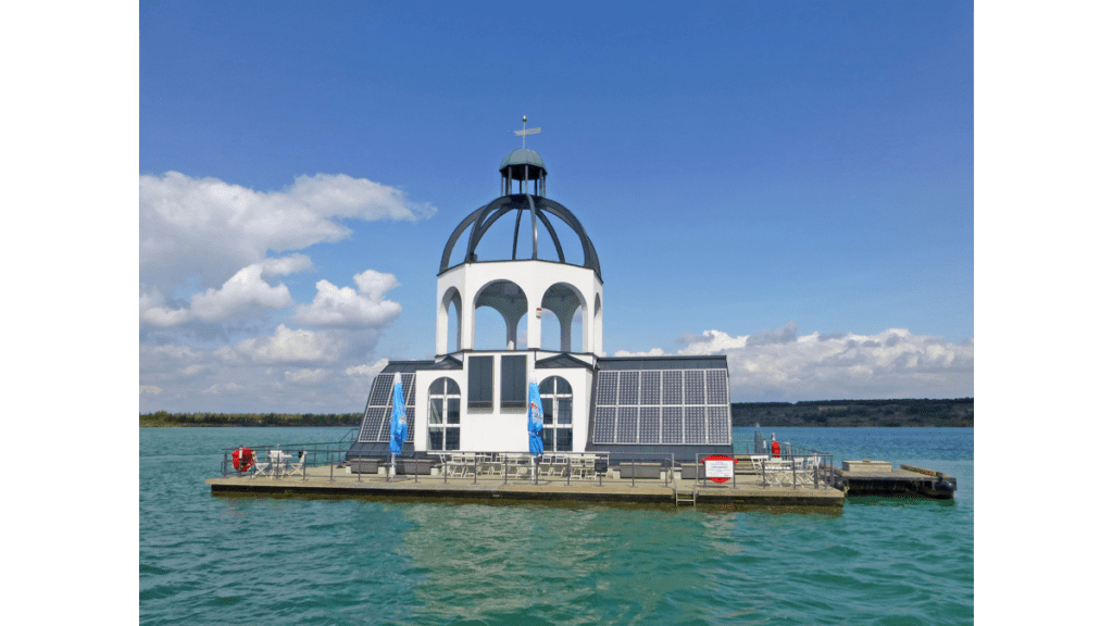 Das Modell einer schwimmenden Kirche auf dem Störmthaler See in Gedenken an die versunkene Magdeborner Kirche.
