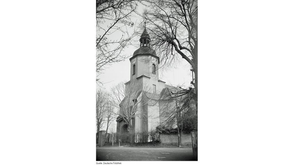 Die Magdeborner Kirche auf einem schwarz-weiß Foto von 1953.