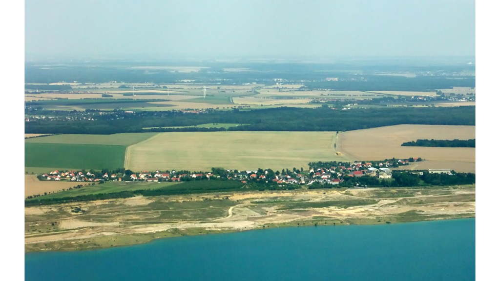 Ein Luftbild der Gemeinde Störmthal am Störmthaler See.