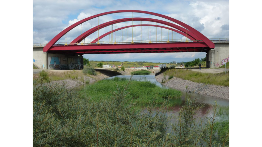 Die Verbindungsbrücke zwischen dem Störmthaler See und dem benachbarten Markkleeberger See