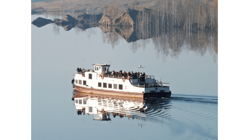 Ein weisses Ausflugsboot fährt über den Zwenkauer See