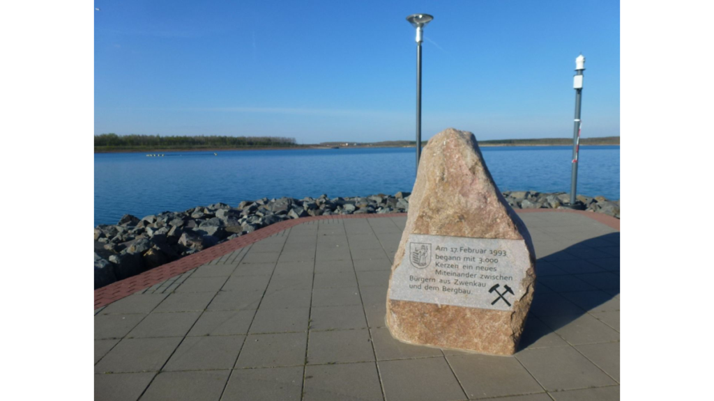 Ein Gedenkstein am Hafen von Kap Zwenkau erinnert an den Umbruch vom Bergbau zur Tourismusregion.